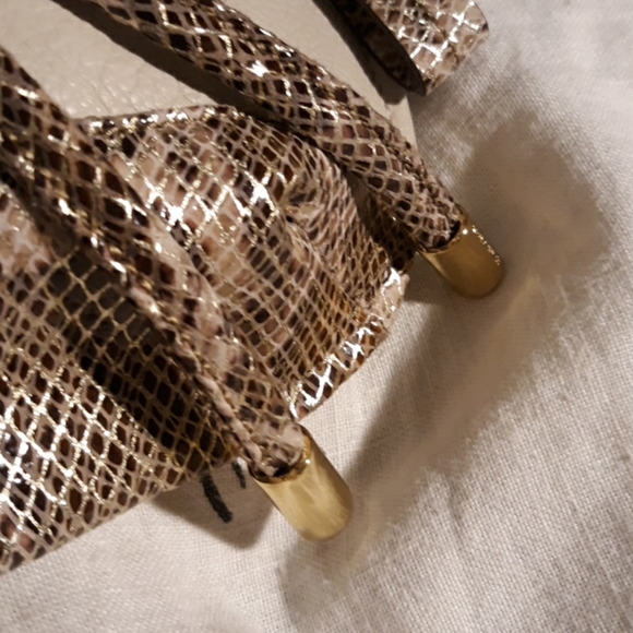 B Makowsky Drawstring Bucket Crossbody - Picture 4 of 6